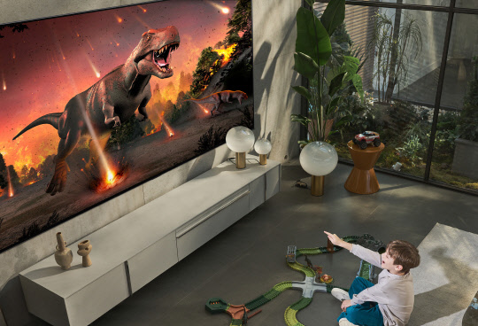 LG전자 모델이 97인치 올레드 에보로 콘텐츠를 즐기고 있다. LG전자 제공